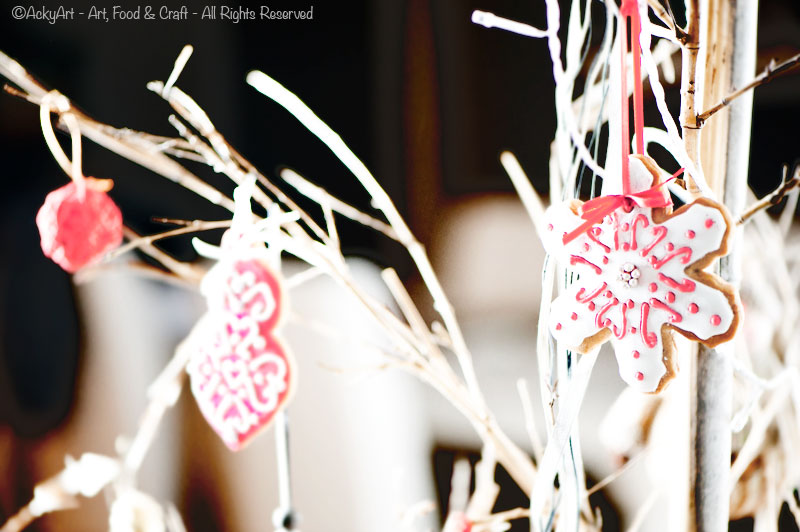 Biscotti decorati per l’albero di Natale e …Auguri!
