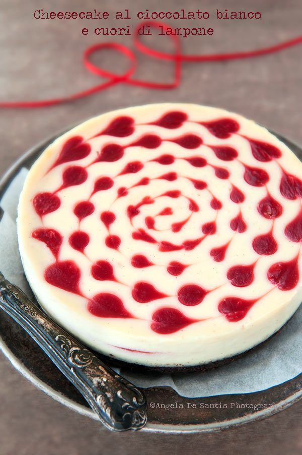 Cheesecake al cioccolato bianco e cuori di lampone