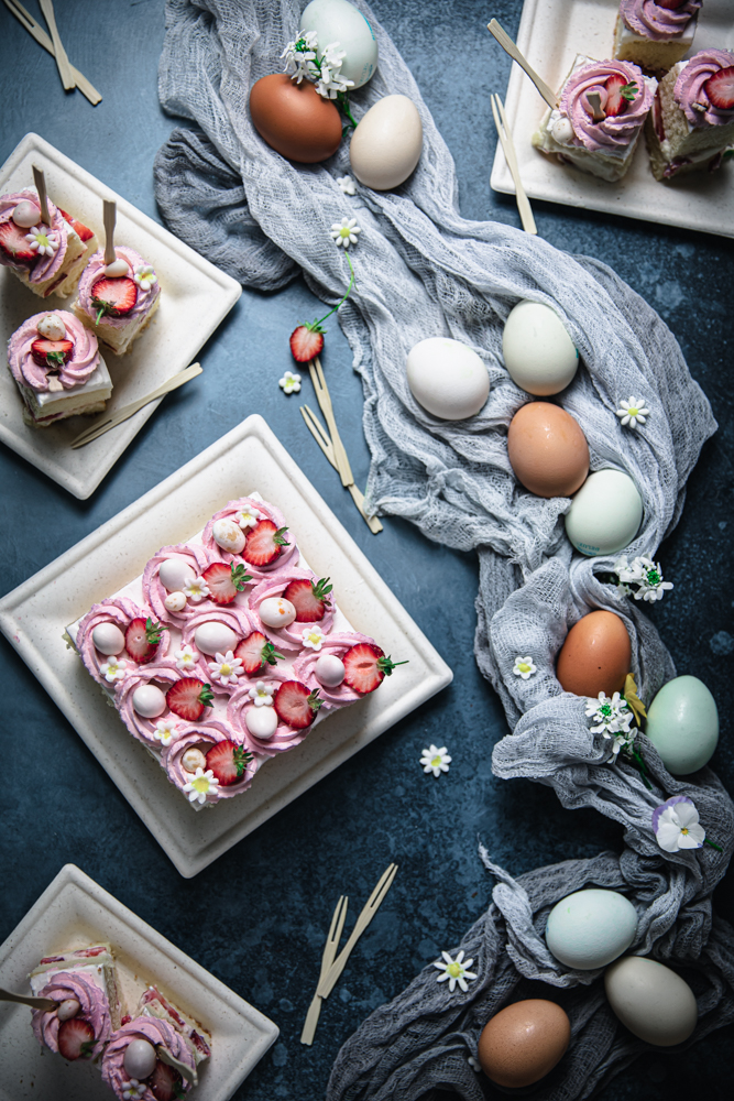 Schiacciata di Pasqua con nidi al cioccolato bianco e fragole