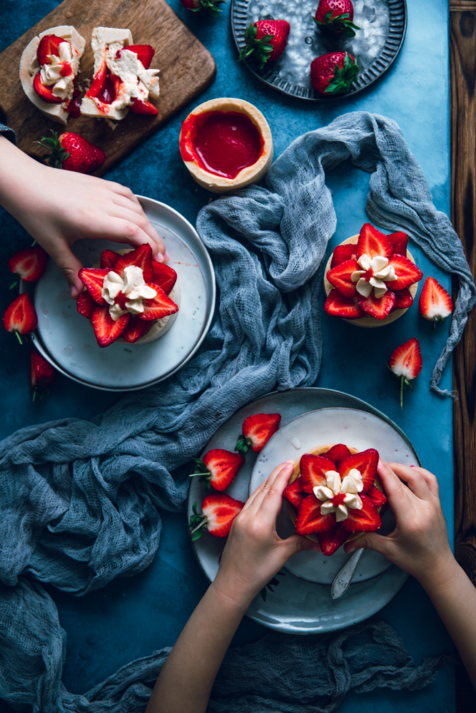 Mini tarts alle fragole, mandorle e mascarpone