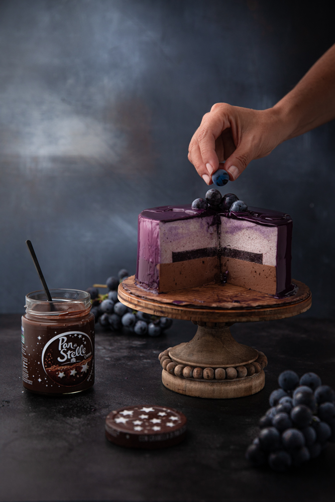 Torta mousse Pan di Stelle, yogurt e uva fragola