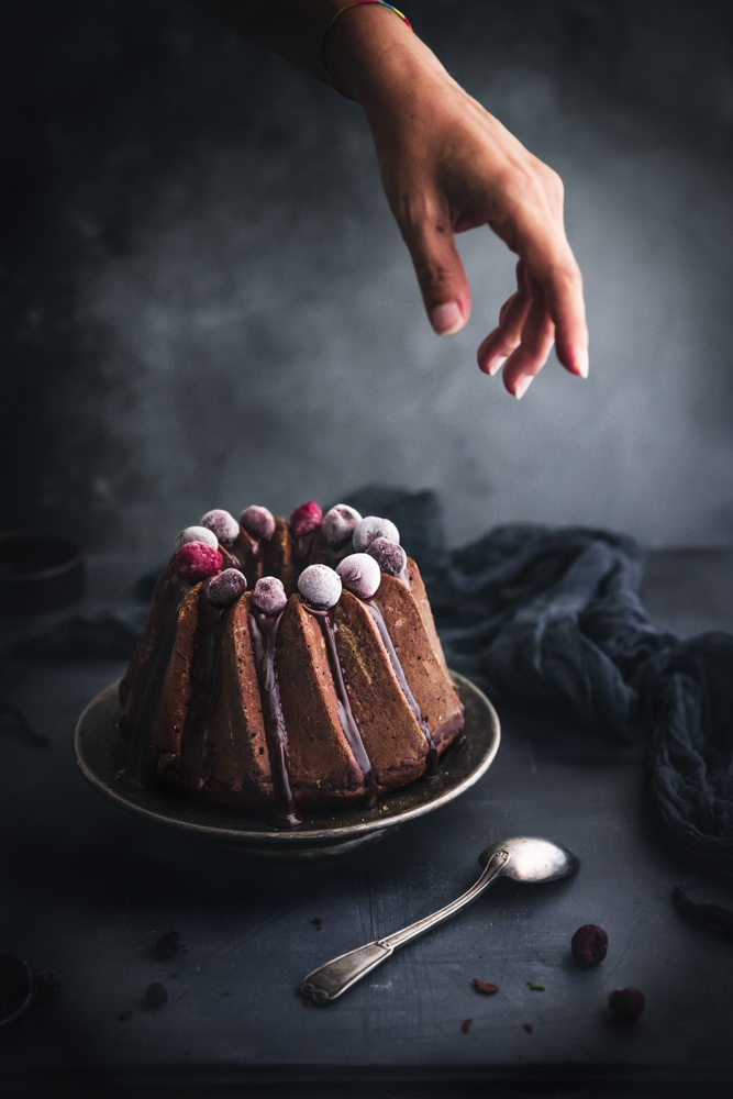 Bundt cake al cacao e frutti di bosco senza uova e senza burro