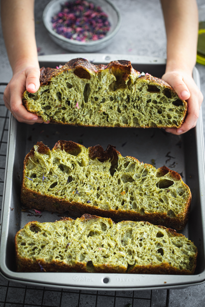 Focaccia mille bolle verde prato con spinaci e fiori di primavera