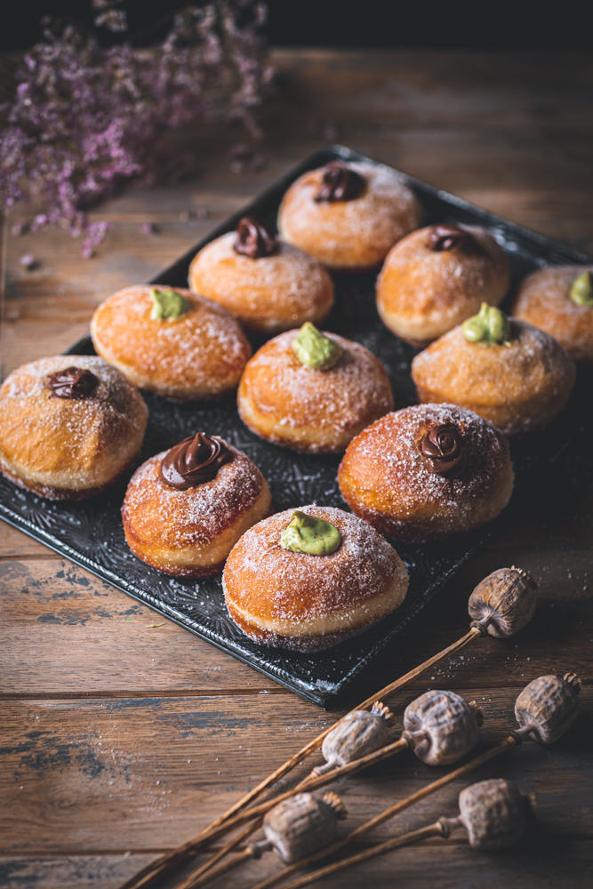 Bomboloni fritti con crema di nocciole e pistacchi