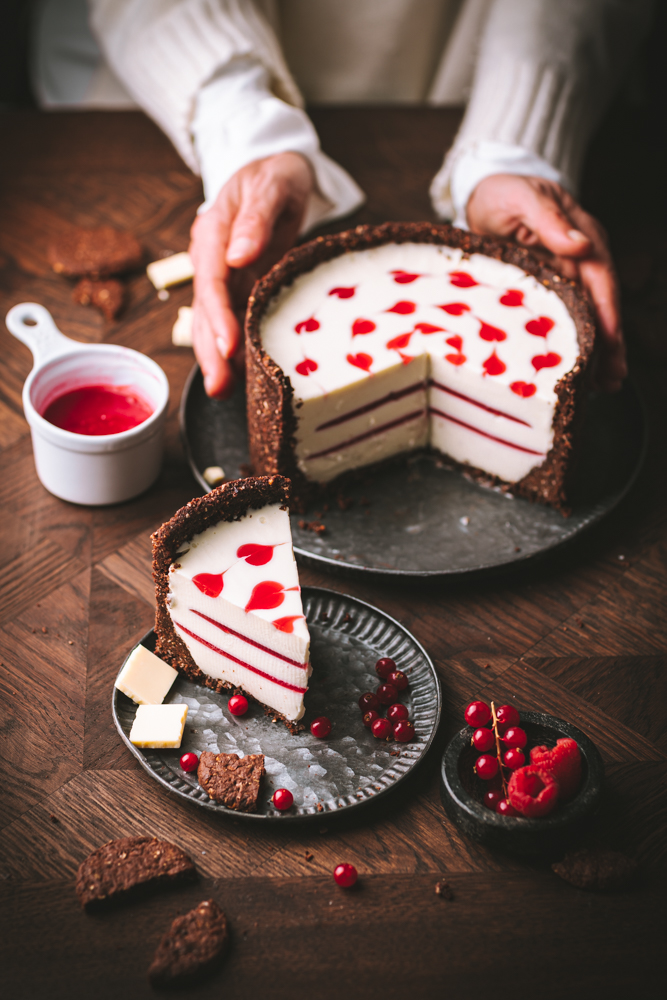 Basket cheesecake al cioccolato bianco con cuori ai frutti rossi