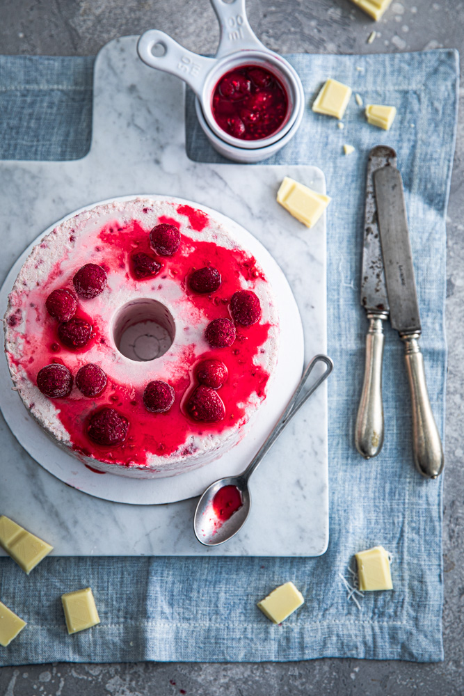 Torta mousse al cioccolato bianco e lamponi