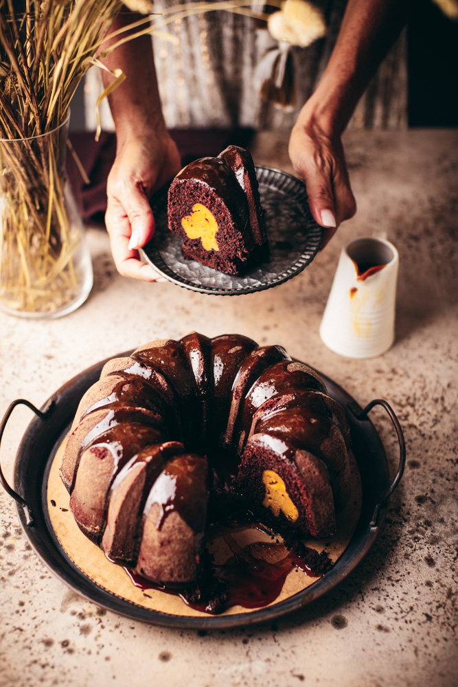 Bundt cake al cioccolato con ripieno cheesecake al caramello