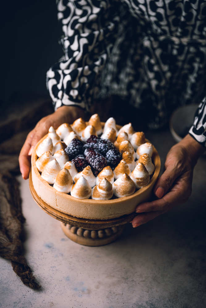 Tart al cioccolato, more e meringa