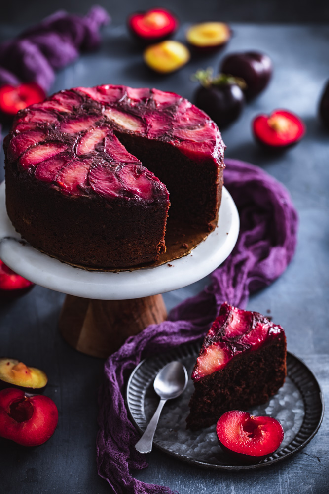 Torta rovesciata ‘quattro quarti’ al cacao e susine